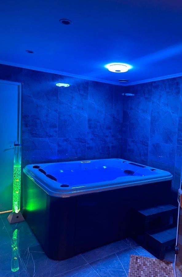 Maison Privative Jacuzzi Sauna Salle De Jeux Holiday home *